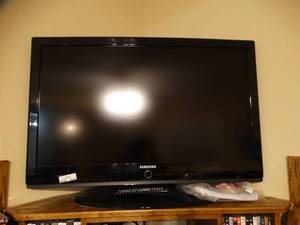 lot 9846 image: 40 Samsung LCD HDTV-- Powers On