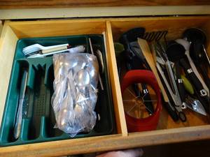 lot 12 image: Drawer full of kitchen utensils