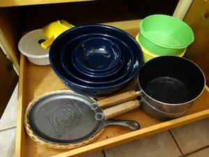 lot 13 image: Bowls skillets misc.