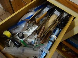 lot 17 image: Drawer full of kitchen utensils