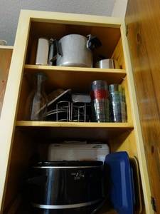 lot 19 image: Crock pot & various kitchenware in cabinet
