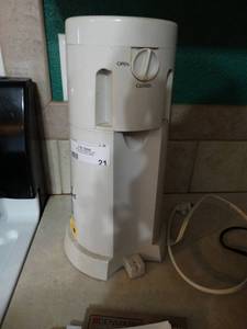 lot 21 image: 3 qt ice tea maker
