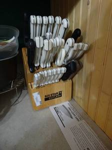 lot 24 image: Six star cutlery kitchen knife set w block