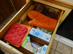 lot 25 image: Oven mit bags misc.