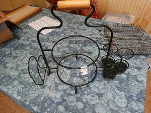 lot 32 image: Cake plate holder & grilling basket