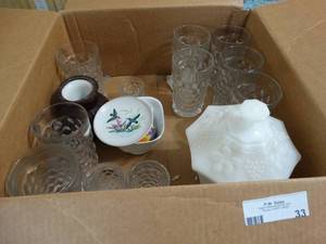 lot 33 image: Assorted collectible glassware