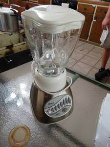 lot 44 image: Blender & lunch box