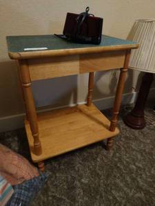 lot 50 image: Lamp table w alarm clock