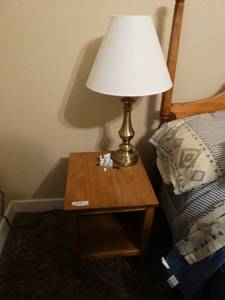 lot 59 image: Lamp table w lamp