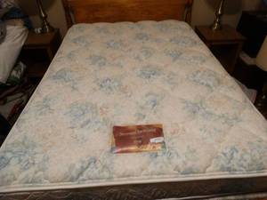 lot 62 image: Simmons backguard full size mattress & box spring set