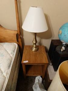 lot 63 image: Lamp table w lamp
