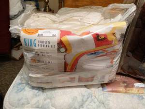 lot 64 image: King bedding set
