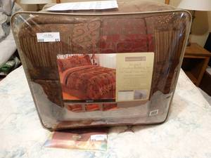 lot 65 image: Queen size complete bedding set in package