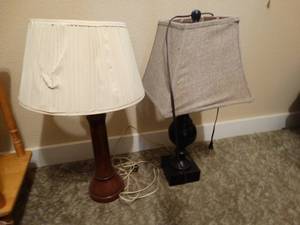 lot 67 image: 2 table lamps w shades