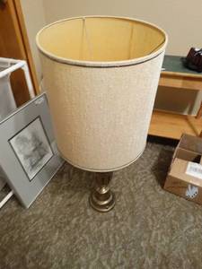 lot 73 image: Table lamp w shade
