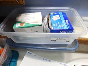 lot 79 image: Lot of alcohol swabs