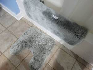 lot 82 image: Bathroom rug set