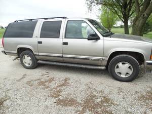 lot 84 image: 1999 Chevrolet Suburban 4x4 - RunsDrives Clear KS Title