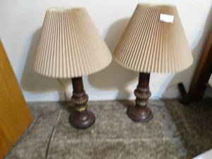 lot 107 image: Pair of table lamps w shades