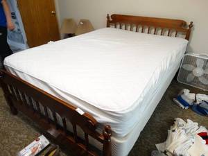 lot 114 image: Queen complete bed