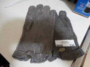 lot 130 image: Stainless steel meat cutting gloves