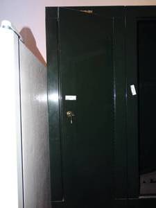 lot 155 image: Stack-on gun safe w key