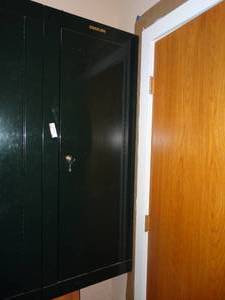 lot 156 image: Stack-on gun safe w key-