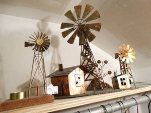 lot 190 image: 3 windmill decor