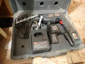 lot 196 image: Skil 12 volt drill w 2 batteries & case