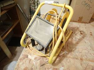 lot 197 image: Light w extension cord