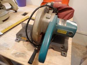 lot 233 image: Makita 10 miter saw