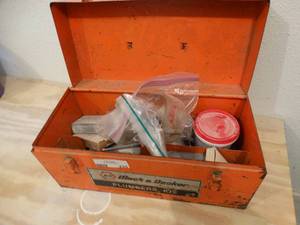 lot 235 image: Metal toolbox w contents