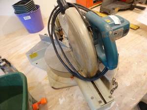 lot 236 image: Makita 10 miter saw