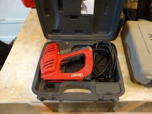 lot 253 image: Arrow electric stapler w case
