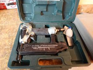 lot 267 image: Hitachi 2 18 ga brad nailer w case