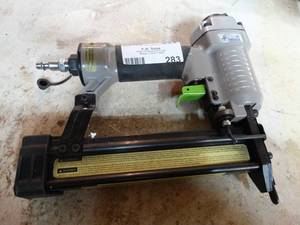 lot 283 image: Blue Hawk air nailer