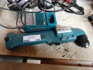 lot 288 image: Makita cordless drill w charger
