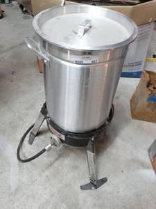 lot 307 image: Bayou classic propane turkey fryer w pot