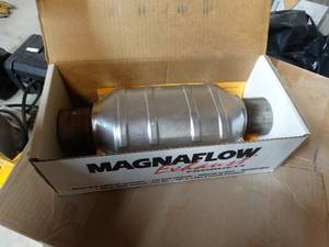 lot 330 image: New magnaflo universal catalytic converter in box