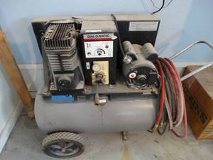 lot 336 image: Dial-O-Matic air compressor w hose