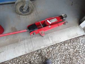 lot 351 image: Floor jack w handle