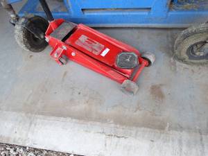lot 352 image: HD Floor jack w handle