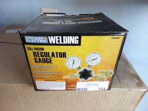 lot 354 image: Welding regulator gauge in box