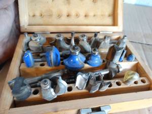 lot 363 image: Wood box w router bits