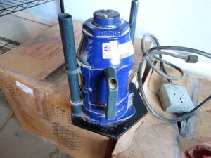 lot 368 image: Kobalt 20 ton bottle jack