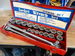 lot 370 image: LARGE 21 pc 34 drive socket set w metal case