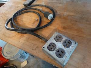 lot 372 image: 4 outlet extension cord