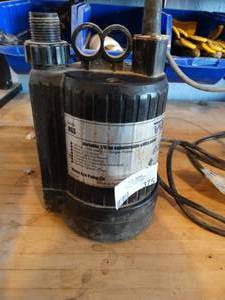 lot 375 image: 16 hp submersible utility pump