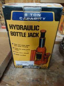 lot 454 image: 8 ton capacity hydraulic bottle jack