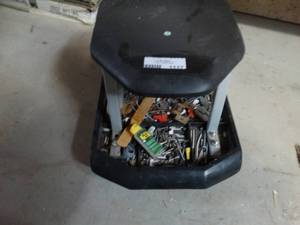 lot 1117 image: Shop creeperstool w contents